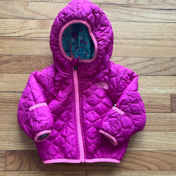 The‎ North Face Pink reversible baby girl Jacket 3-6 months - Picture 1 of 3